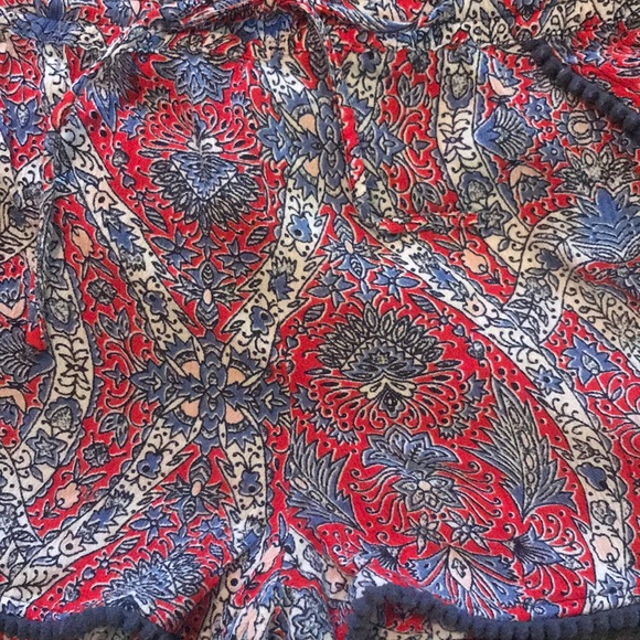 Size medium shorts - Picture 2 of 2